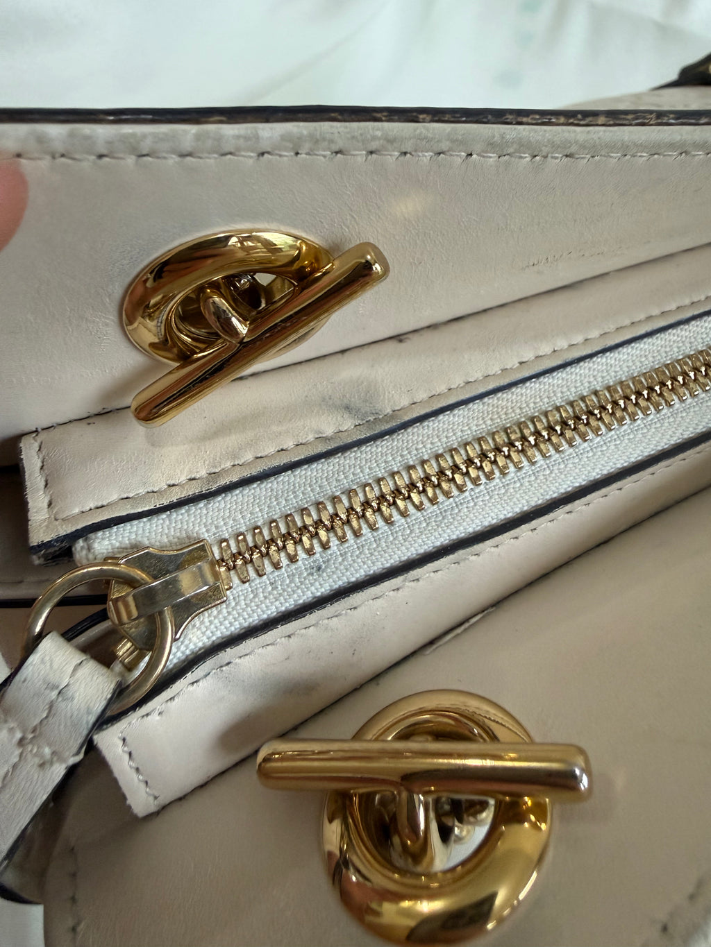 Gucci Soft Signature GG Leather Shoulder Bag – White | Authenticated Pre-Owned